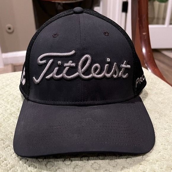 Titleist Pro V1 Golf‎ Hat Cap Black Fitted Performance Mesh Medium/Large - Picture 1 of 6